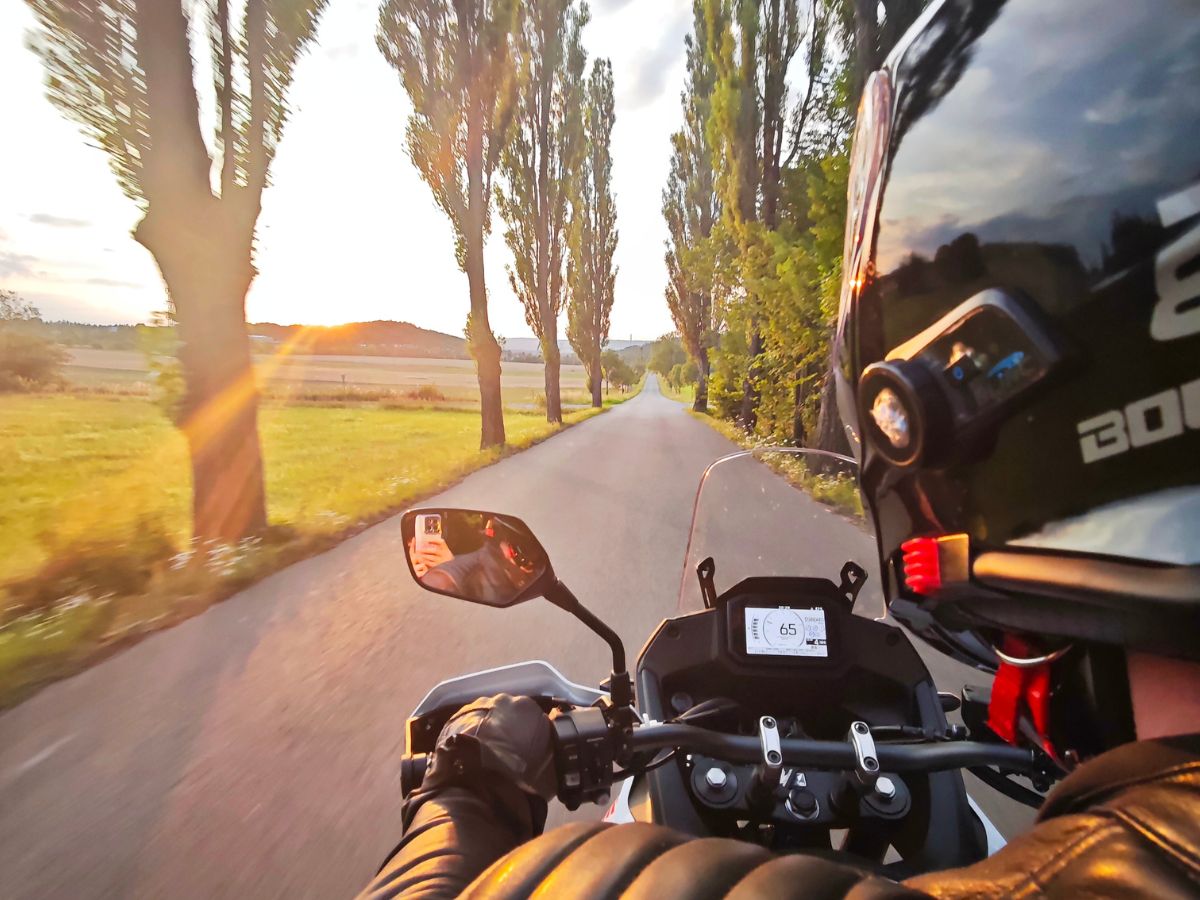 Jak vybrat helmu na motorku: 9 tipů, jak poznáš, že ti sedí