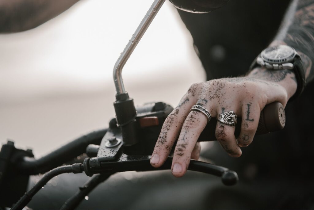 Jak správně brzdit na motorce: technika, která tě může zachránit