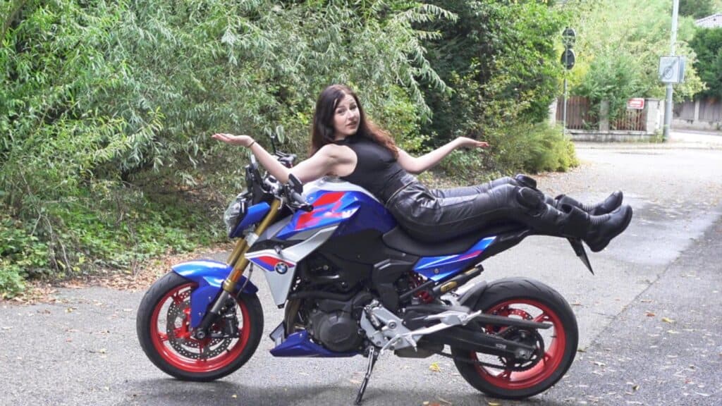 Jak správně sedět na motorce: průvodce správnou pozicí těla