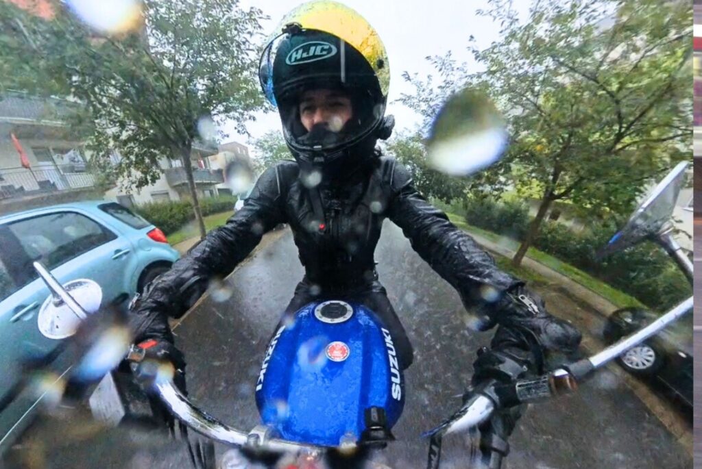 Jízda na motorce v dešti: 10 tipů na bezpečnou jízdu